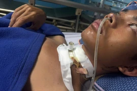 Cứu sống nam sinh bị đứt khí quản 