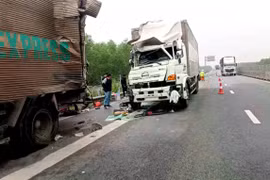 Xe tải biến dạng sau tai nạn liên hoàn trên cao tốc đoạn qua Hà Tĩnh
