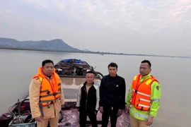 Bắt giữ tàu khai thác cát trái phép trên sông Lam