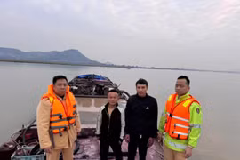 Bắt giữ tàu khai thác cát trái phép trên sông Lam