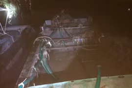 Tạm giữ 2 tàu khai thác, vận chuyển khoáng sản trái phép