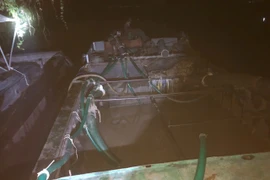 Tạm giữ 2 tàu khai thác, vận chuyển khoáng sản trái phép