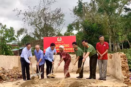 Bộ Công an hỗ trợ xây nhà cho người phụ nữ đơn thân bị ảnh hưởng bão số 5