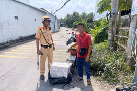 Bắt giữ đối tượng vận chuyển thuốc lá lậu ở Đồng Tháp