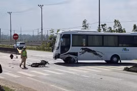 Xe máy nát bét sau va chạm với ô tô khách ở Quảng Trị
