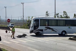 Xe máy nát bét sau va chạm với ô tô khách ở Quảng Trị