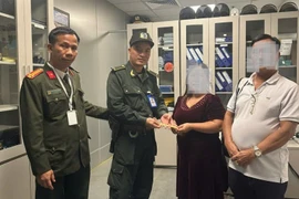 Công an TP Huế trao trả lắc vàng cho người dân đánh rơi