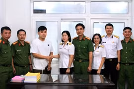 Du khách nước ngoài xúc động khi nhận lại tài sản đánh rơi