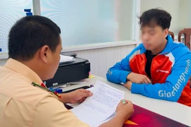 Xử phạt nam thanh niên lái xe mui trần kéo xe tự chế quay TikTok