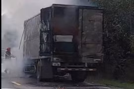 Xe tải bốc cháy dữ dội ở Quảng Bình