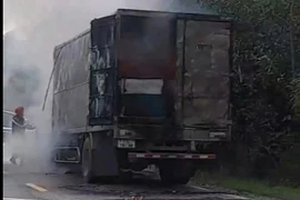 Xe tải bốc cháy dữ dội ở Quảng Bình
