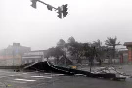 Những hình ảnh đầu tiên ở Hà Tĩnh khi bão số 5 đổ bộ