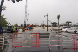 Mưa trắng trời, nhiều nơi ở Huế ngập sâu trong biển nước