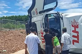 Giải cứu tài xế mắc kẹt trong cabin xe tải sau vụ tai nạn ở Hà Tĩnh