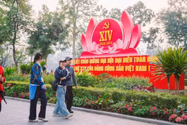 Cờ hoa rực rỡ, không khí Đại hội XIV hiện diện khắp phố phường Hà Nội