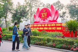 Cờ hoa rực rỡ, không khí Đại hội XIV hiện diện khắp phố phường Hà Nội