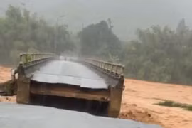 Lũ lớn cuốn sập cầu Le No ở TP Huế, hàng ngàn hộ dân bị chia cắt