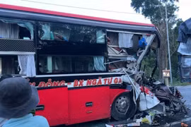 Xe ô tô khách va chạm xe tải, nhiều người thương vong