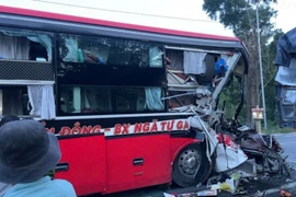 Xe ô tô khách va chạm xe tải, nhiều người thương vong