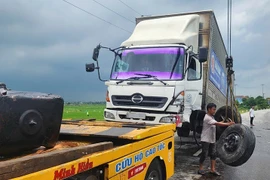 Va chạm trực diện, 2 ô tô bị rụng bánh ở Hà Tĩnh