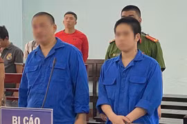 Chú cháu 'dắt' nhau vào tù vì cướp giật điện thoại