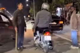 Xe ô tô chặn đường, đe dọa người đi xe máy ở Hà Tĩnh gây xôn xao