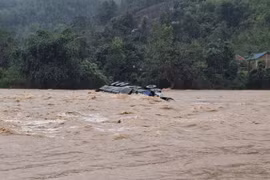 Tự ý mở rào chắn để qua cầu tràn, xe đầu kéo bị lũ cuốn trôi, tài xế mất tích