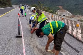 Xử lý vết nứt trên Quốc lộ 1A đoạn qua Đèo Ngang