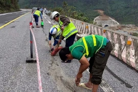 Xử lý vết nứt trên Quốc lộ 1A đoạn qua Đèo Ngang