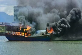 Tàu cá bốc cháy dữ dội trên sông Nhật Lệ