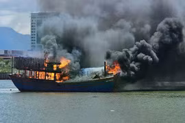Tàu cá bốc cháy dữ dội trên sông Nhật Lệ