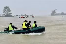 Nỗ lực tìm kiếm 3 người dân bị nước lũ cuốn mất tích ở Huế