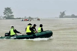 Nỗ lực tìm kiếm 3 người dân bị nước lũ cuốn mất tích ở Huế