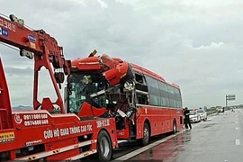 Xe khách nát đầu sau va chạm với xe container ở Hà Tĩnh