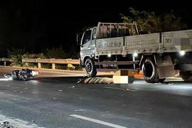 Xe máy tông vào xe tải đậu bên đường, nam thanh niên tử vong