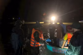 Chìm tàu du lịch Nguyễn Ngọc trên biển Thiên Cầm, kịp thời ứng cứu 34 nạn nhân 