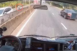 Nam tài xế dừng xe, cứu cháu bé đứng giữa Quốc lộ 1A