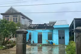 Lốc xoáy làm 75 ngôi nhà ở TP Huế bị tốc mái
