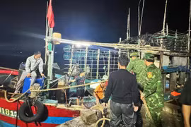 Cứu sống 7 ngư dân gặp nạn trên vùng biển Quảng Trị