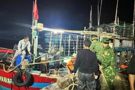 Cứu sống 7 ngư dân gặp nạn trên vùng biển Quảng Trị