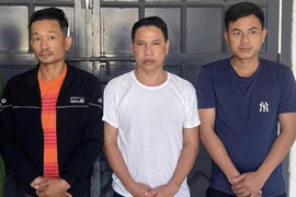 Ra nghĩa trang chơi ma tuý, 3 đối tượng bị khởi tố