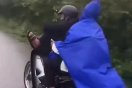 Xử lý nhóm thanh niên điều khiển xe máy bằng '2 chân' ở Hà Tĩnh