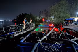 Bắt giữ 2 phương tiện vận chuyển cát lậu trên sông Hậu