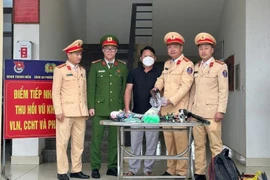 Người dân Hà Tĩnh giao nộp 2 quả mìn, 2 khẩu súng