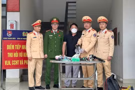 Người dân Hà Tĩnh giao nộp 2 quả mìn, 2 khẩu súng