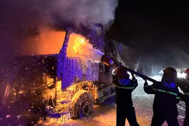 Xe ô tô đầu kéo bốc cháy dữ dội trên cao tốc ở Quảng Trị