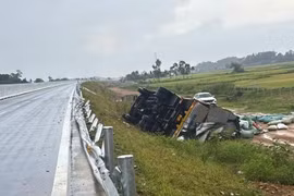Ô tô tải tông gãy hộ lan, lật nghiêng bên lề đường cao tốc