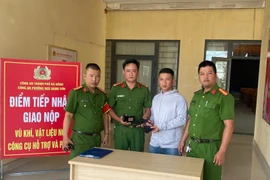 Người dân Đà Nẵng tự nguyện giao súng cùng 5 viên đạn