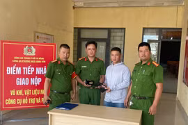 Người dân Đà Nẵng tự nguyện giao súng cùng 5 viên đạn