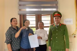 Nhặt được túi vàng, 2 người phụ nữ ở Hà Tĩnh tìm người trả lại